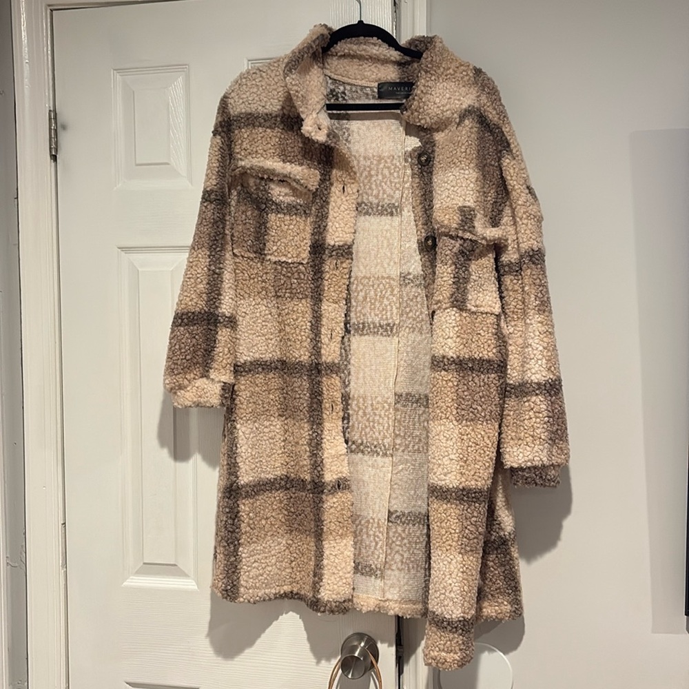 Cozy light weight coat Sherpa- like material/look, but not Sherpa.

SOLD💫